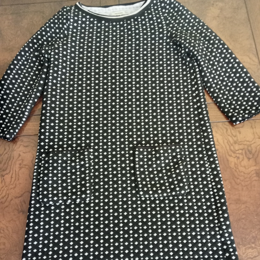 Max Studio back and white dress two pockets on the front